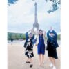 エッフェル塔での女性局員の記念写真